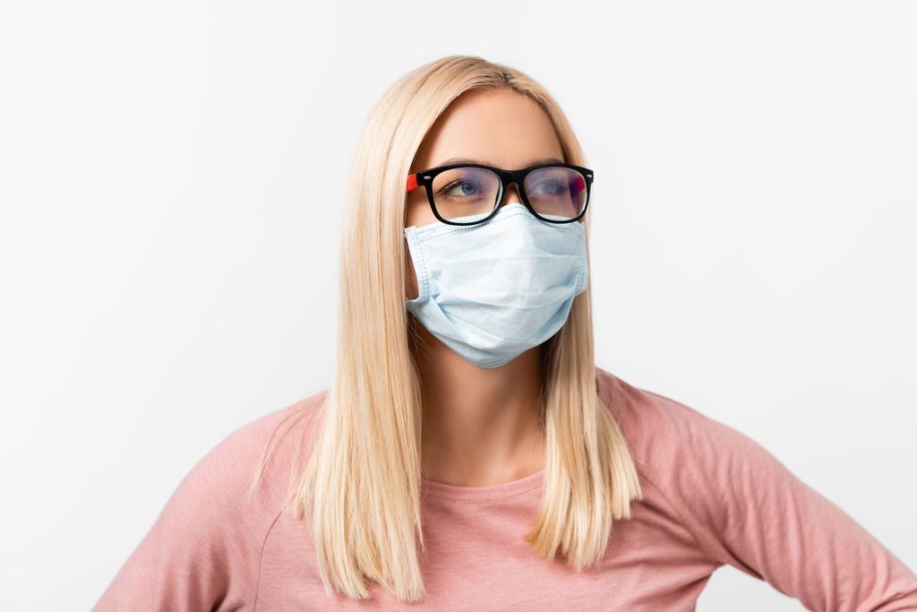 ブロンド女性で眼鏡と医療マスク見ます離れて隔離されたオングレー - 写真・画像