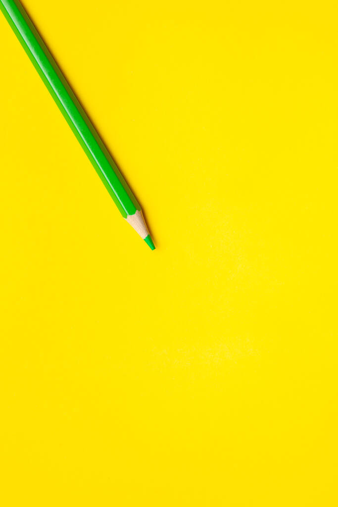 Parlak sarı bir zemin üzerinde köşegen yeşil, tahta kalem, izole edilmiş, kopyalama alanı, maket - Fotoğraf, Görsel