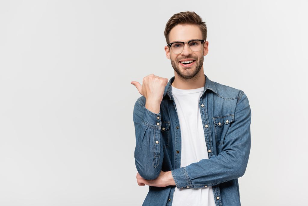 Усміхнений чоловік в окулярах вказує пальцем ізольовано на сірий
 - Фото, зображення