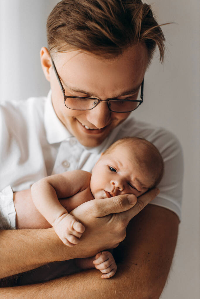 Pečující táta s krásnou novorozenou holčičkou, milující otec držet v náručí krásné dcerušky, těšit něžné rodičovské momenty, usmívající se, otcovství a dětství koncept - Fotografie, Obrázek