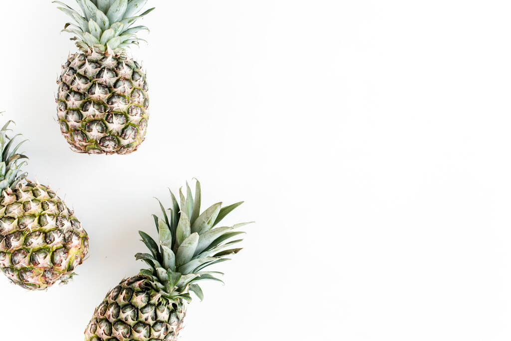 Fehér alapon izolált ananászok. Étel koncepció. Lapos fekvésű, felülnézet - Fotó, kép
