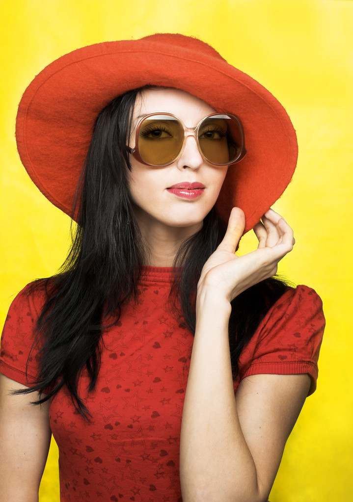 赤い帽子とサングラスでビンテージ女性 - 写真・画像