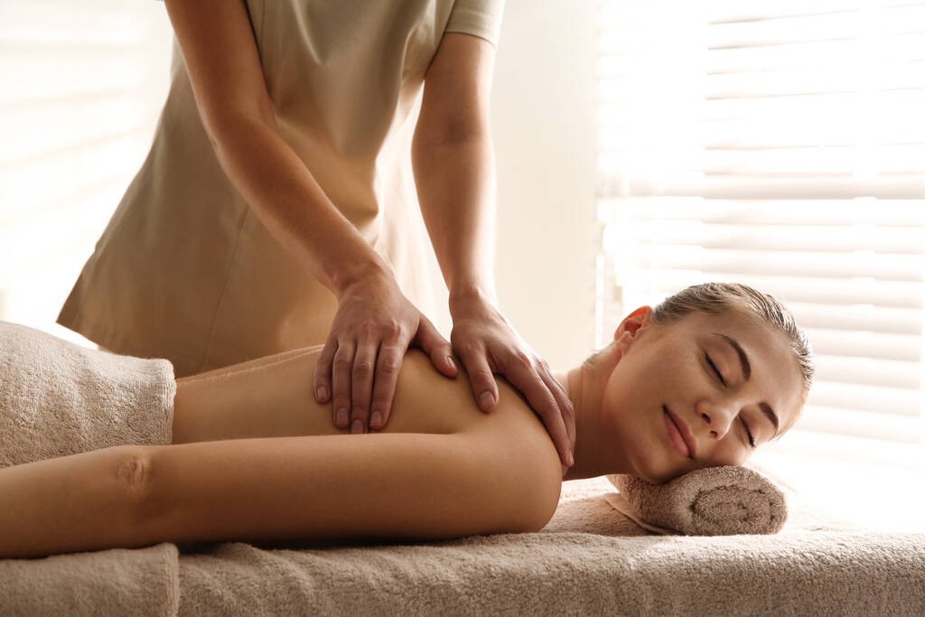 молода жінка отримує масаж спини в спа-салоні
 - Фото, зображення