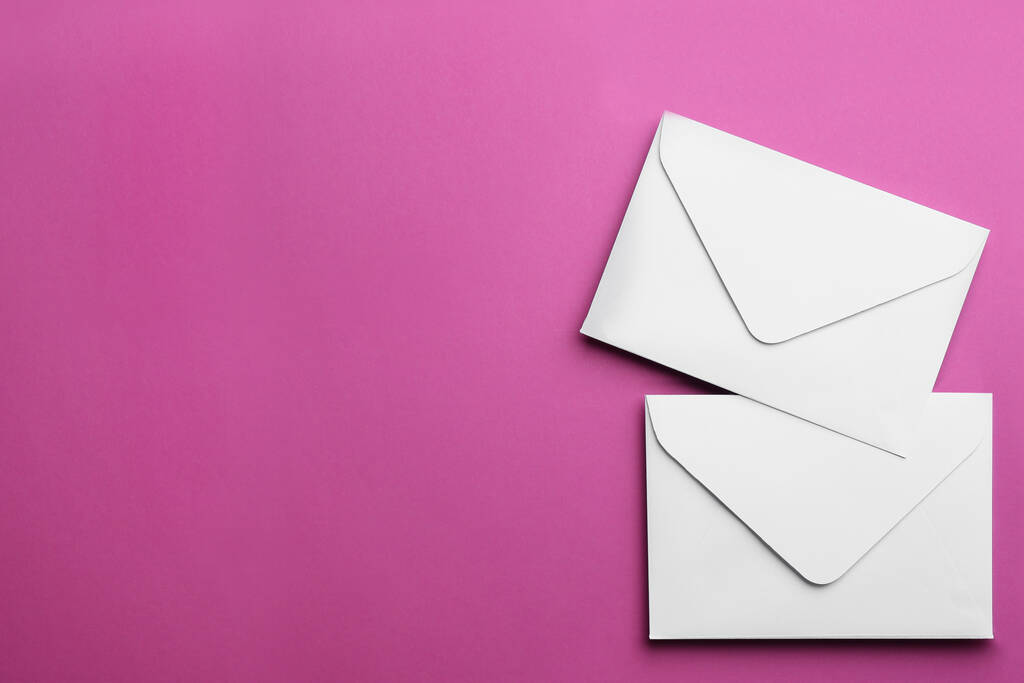 Envelopes de papel branco sobre fundo roxo, flat lay. Espaço para texto - Foto, Imagem