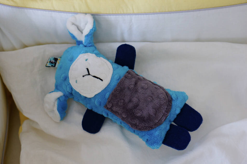 POZNAN, POLAND - Aug 02, 2015: One blue plush тварина, що лежить на подушці - Фото, зображення