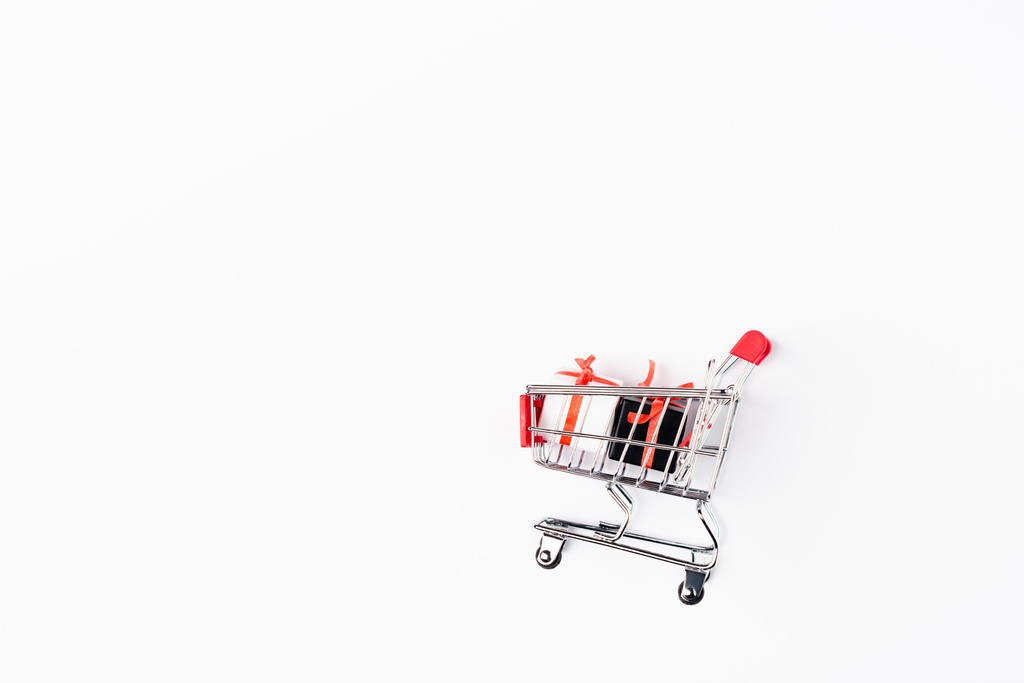 Top kilátás játék ajándékok bevásárlókosár fehér háttér - Fotó, kép