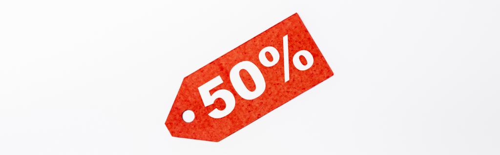 Cultivo panorámico de etiqueta de precio rojo con 50 por ciento de signos sobre fondo blanco - Foto, imagen