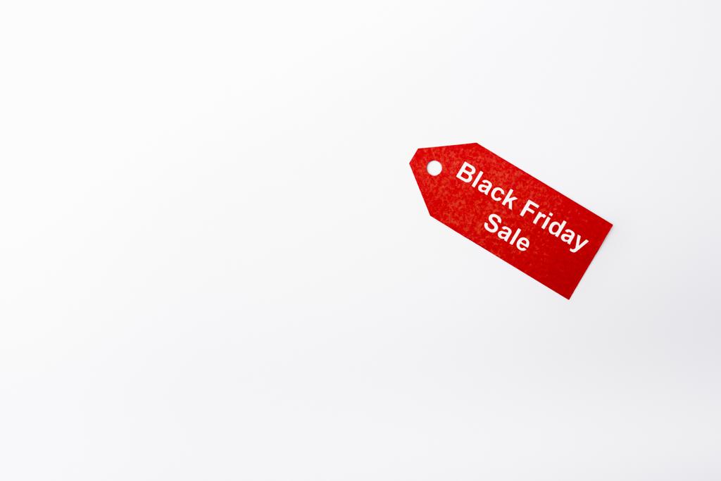 Vista superior de la etiqueta de precio con letras de venta de viernes negro sobre fondo blanco - Foto, imagen