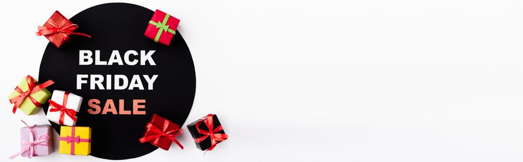 Панорамный снимок черного круга с черной пятницы продажи буквы и игрушки подарочные коробки на белом фоне - Фото, изображение