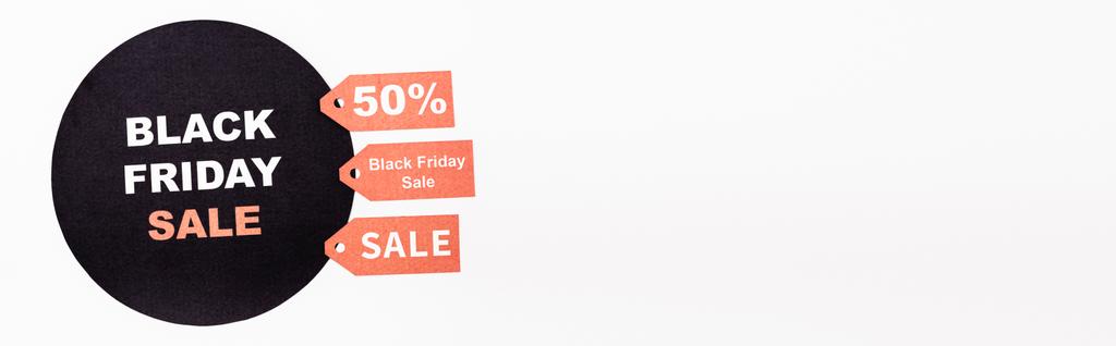 Website header van prijskaartjes en zwarte cirkel met zwarte vrijdag verkoop belettering op witte achtergrond - Foto, afbeelding