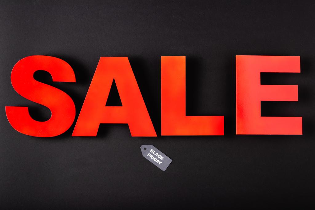 Top vista de venda lettering preço próximo com palavras de sexta-feira preta no fundo preto  - Foto, Imagem