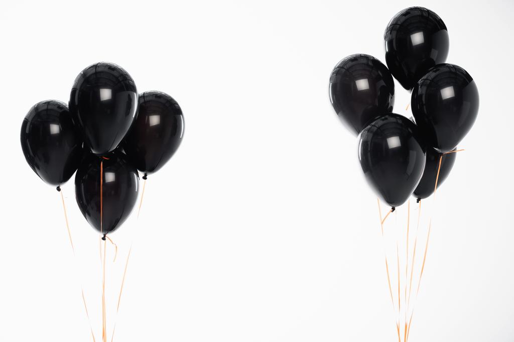 Εορταστικά μπαλόνια σε χορδές που απομονώνονται σε λευκό  - Φωτογραφία, εικόνα