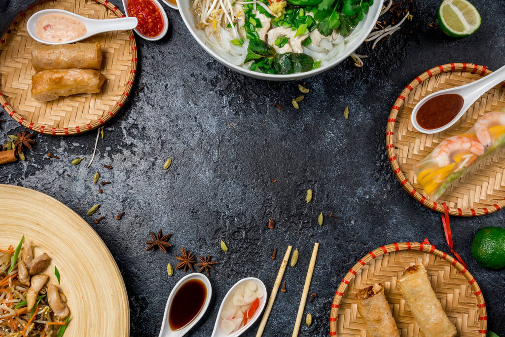 Ассорти азиатский ужин, вьетнамская еда. Фо га, фо бо, лапша, весенние рулеты - Фото, изображение
