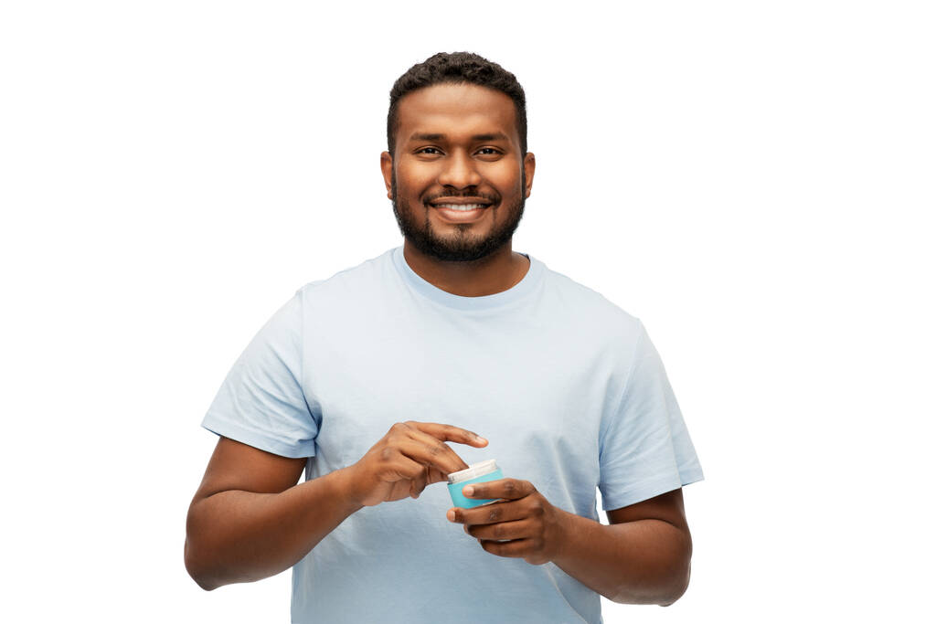 heureux homme afro-américain avec hydratant - Photo, image