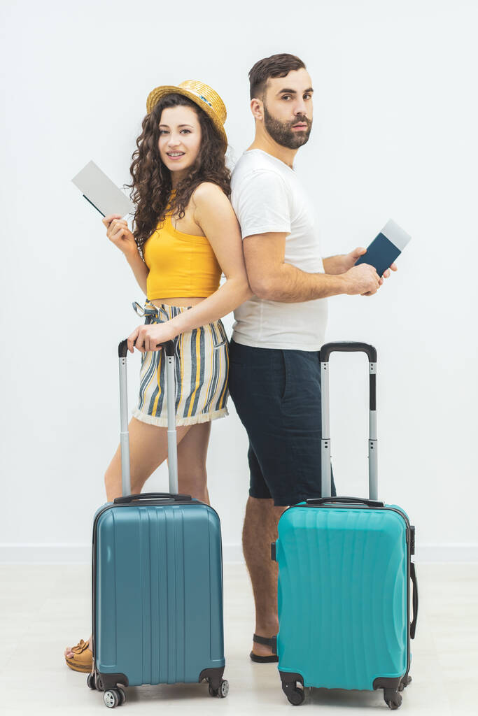 Fotografia, gdzie mężczyzna i kobieta są w drodze na wakacje, relaksując się przy wszystkich swoich rzeczach. - Zdjęcie, obraz