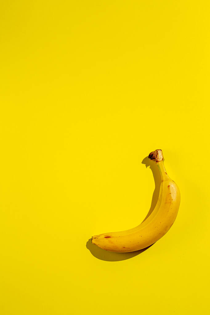 Fruta de plátano sobre fondo de amarillo. Concepto de frescura y alimentación sana, vertical. - Foto, Imagen