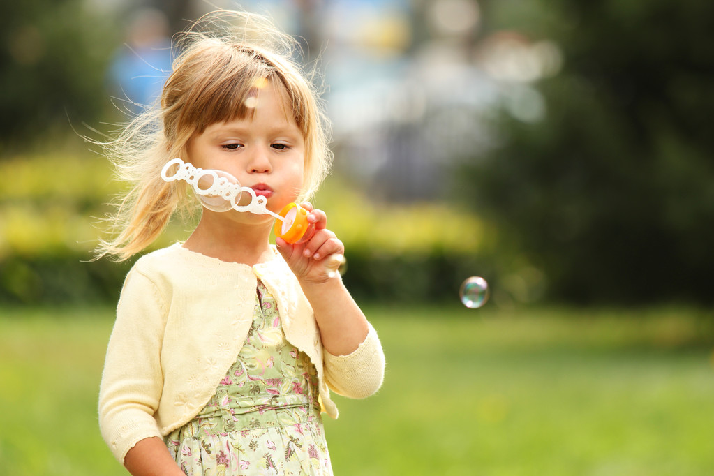 Маленькая девочка с мыльными пузырями
 - Фото, изображение
