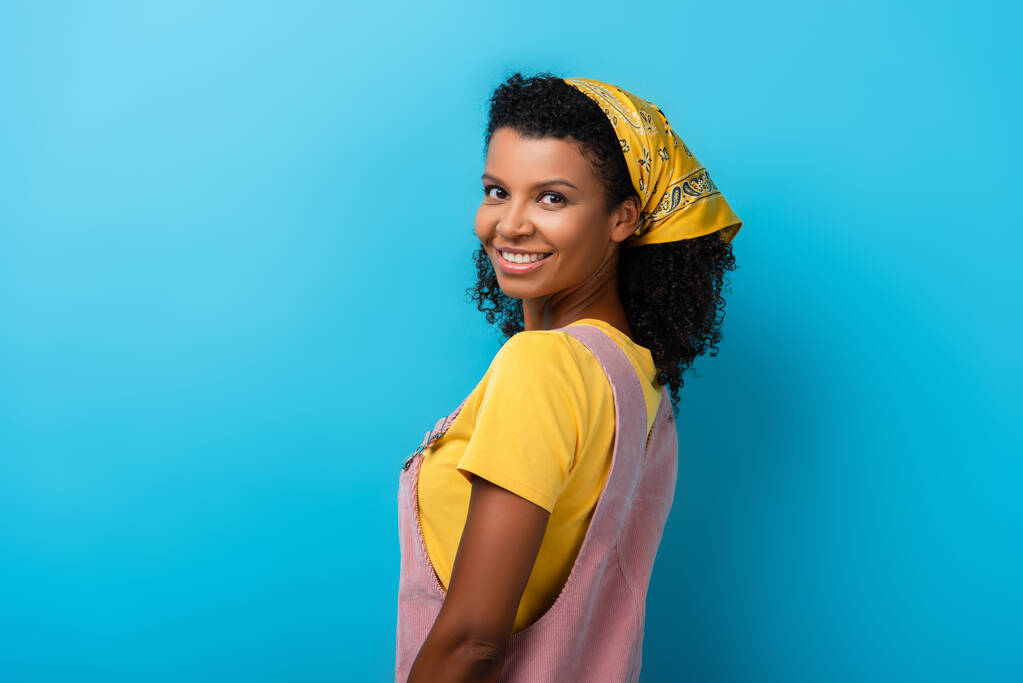 mosolygó afro-amerikai nő néz kamera kék - Fotó, kép
