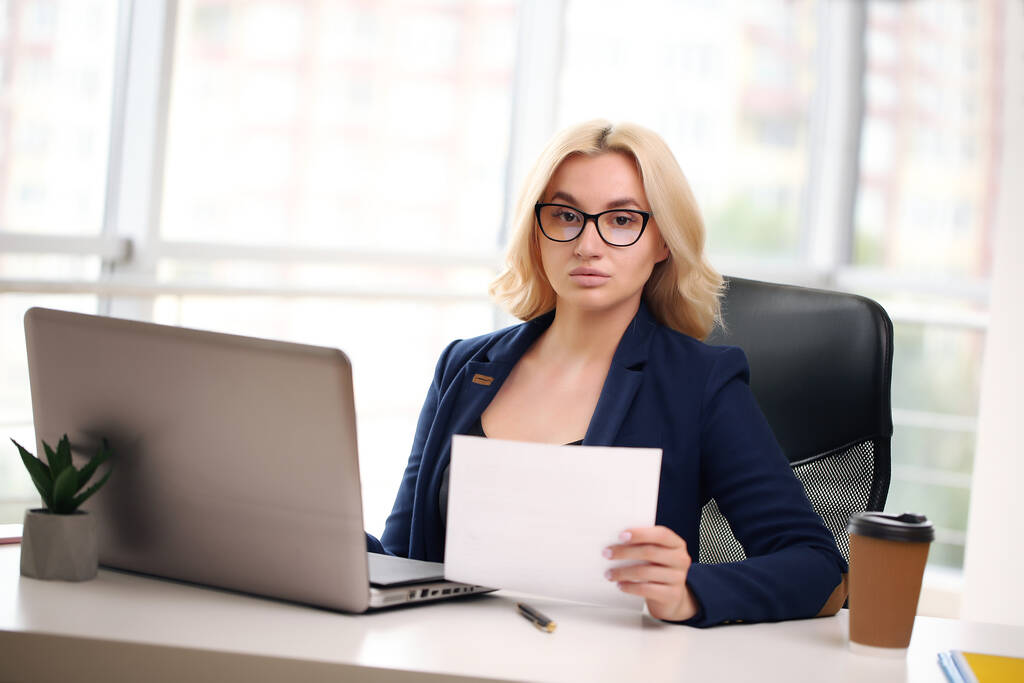 Krásná obchodní žena snění při práci na počítači ve své kanceláři - Fotografie, Obrázek