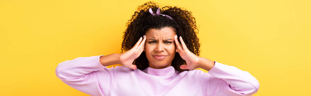 misnoegd Afro-Amerikaanse vrouw met migraine op geel, spandoek - Foto, afbeelding
