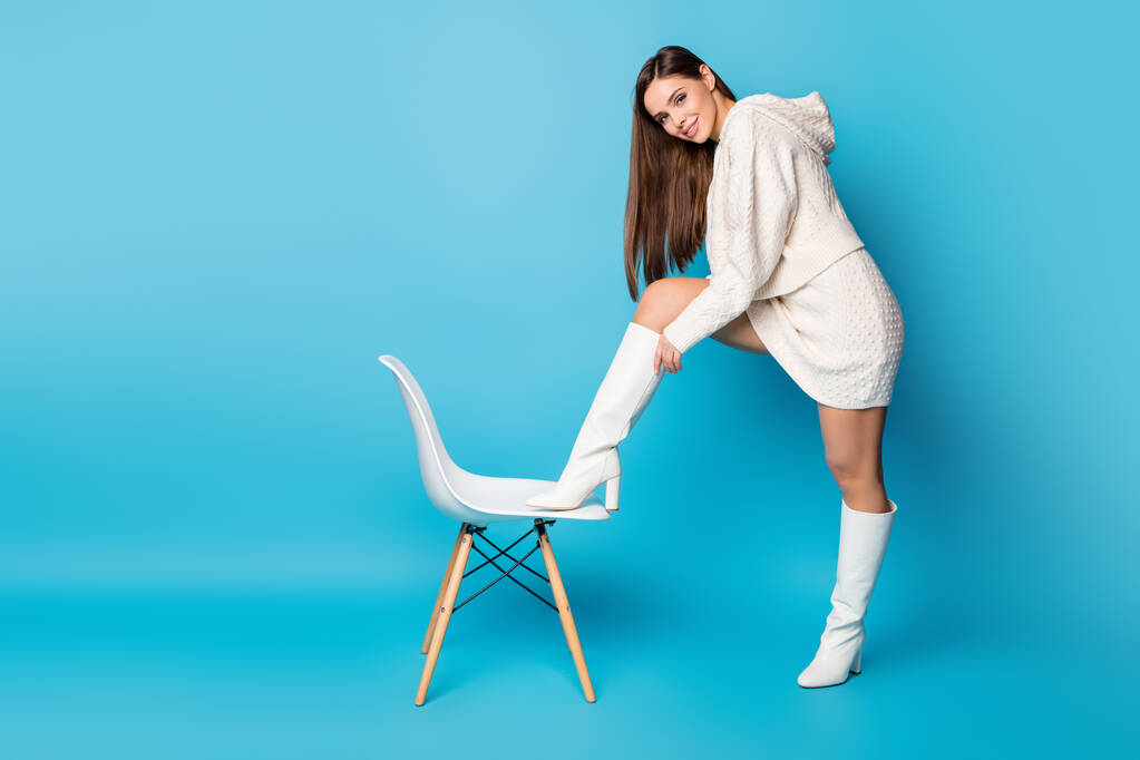 Full chlapec foto okouzlující sweel hezká dívka dát nohu na židli vyzkoušet nové boty ona koupit v obchodě obchoďáku nosit trendy oblečení izolované přes modré barvy pozadí - Fotografie, Obrázek
