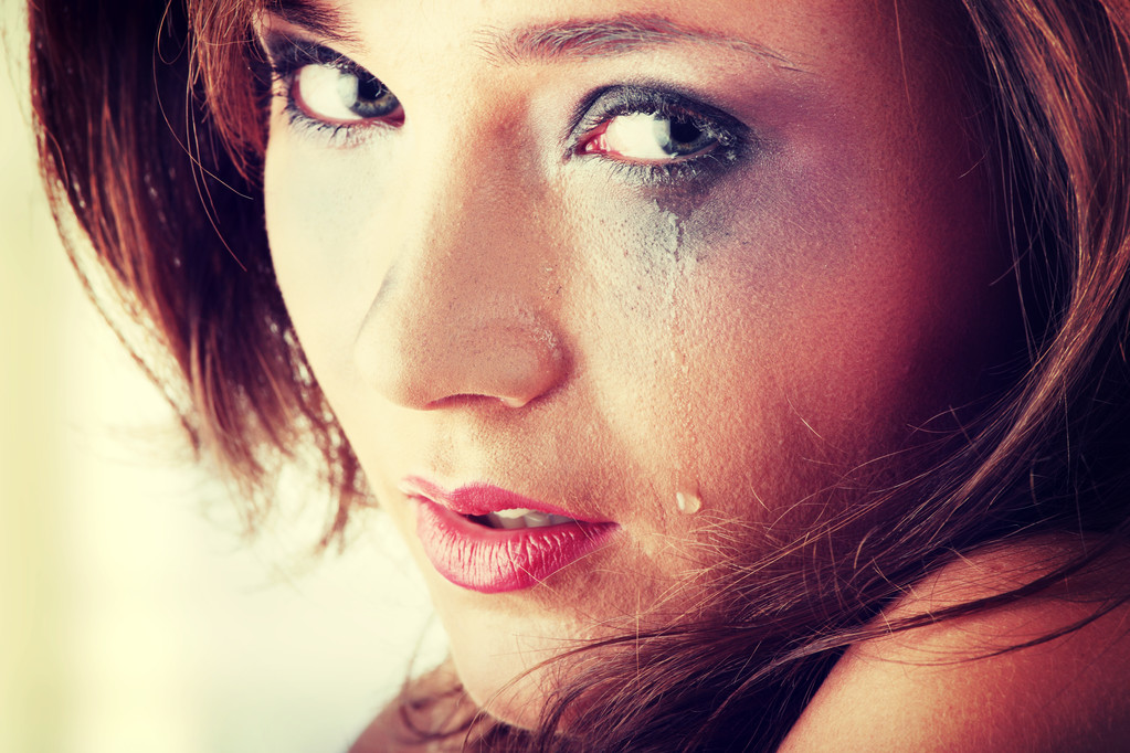vrouw in ondergoed huilen - geweld concept - Foto, afbeelding