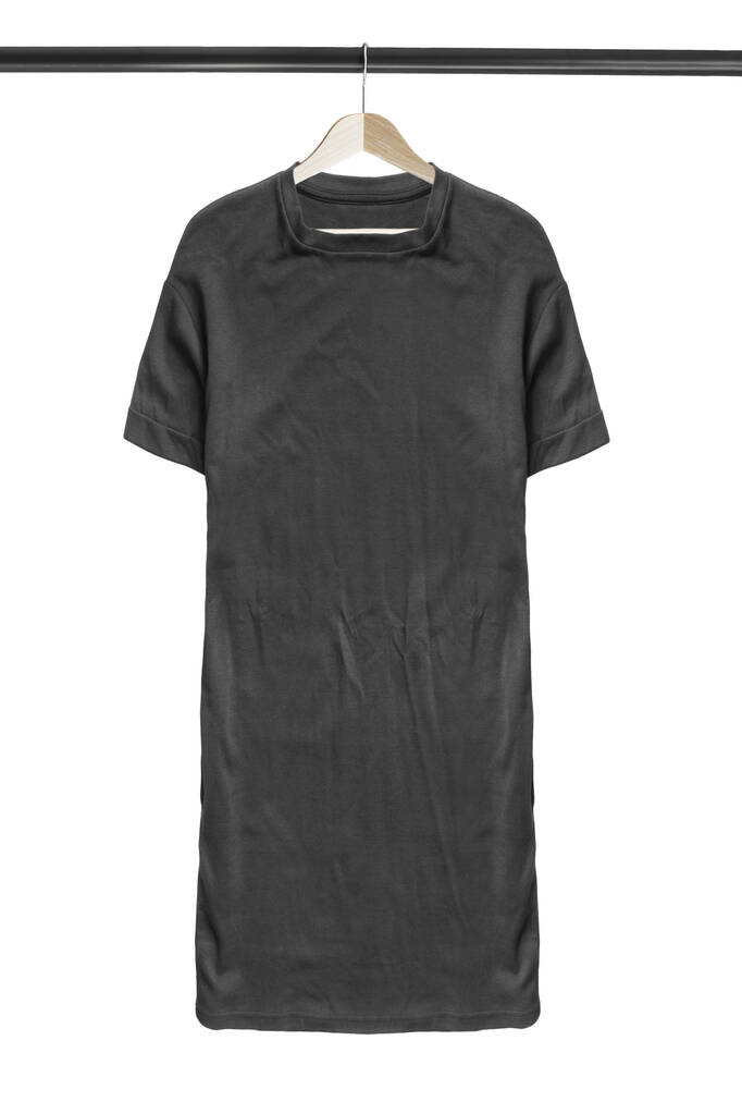 Zwarte basic t-shirt jurk op houten kledingrek geïsoleerd over wit - Foto, afbeelding