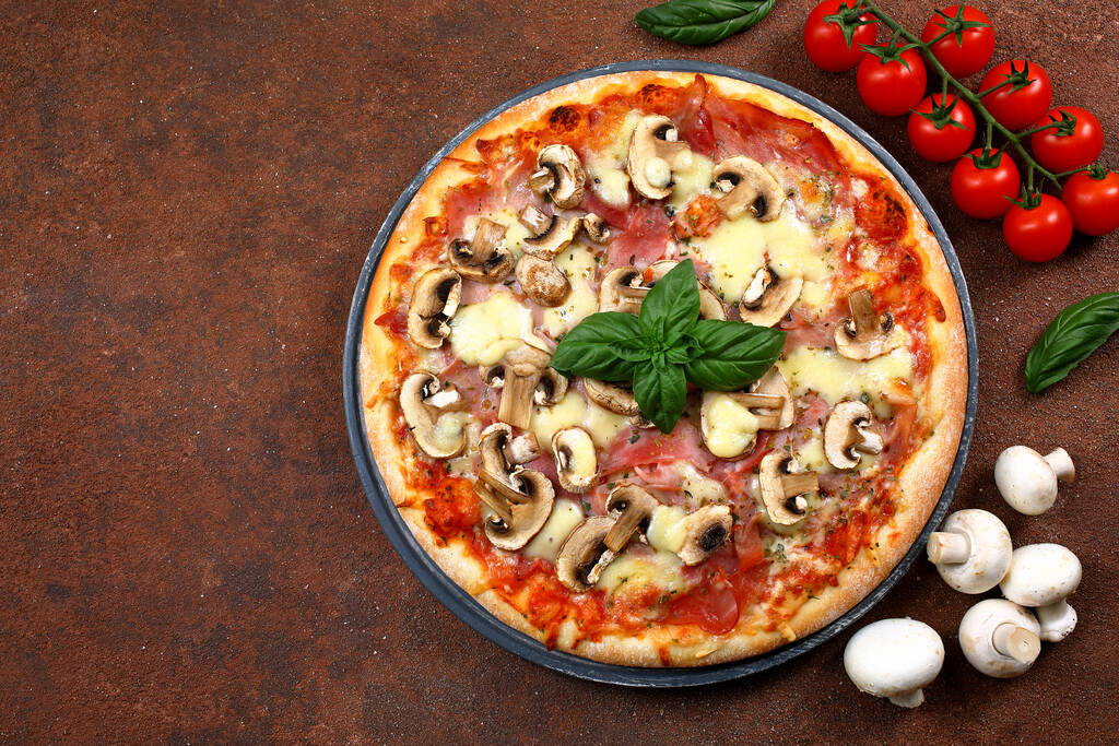 Savoureuse pizza vue de dessus, délicieuse pizza avec fond d'ingrédients - Photo, image