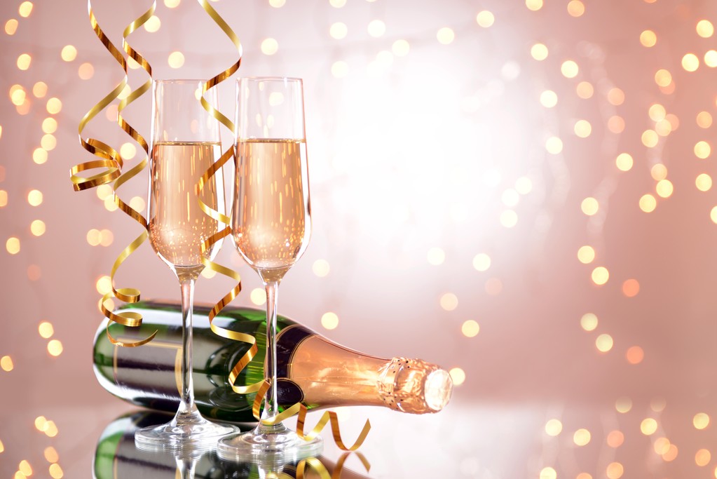 Lunettes et bouteille de champagne sur fond brillant
 - Photo, image