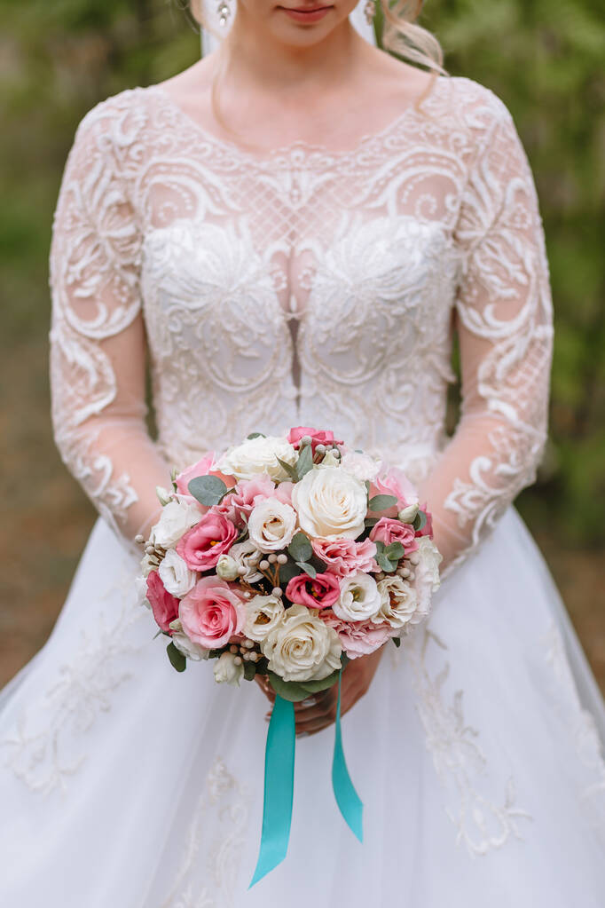hermoso ramo de boda en las manos de la novia - Foto, Imagen
