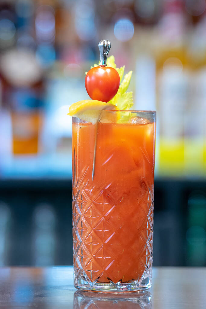 Een close-up shot van een verfrissende cocktail in de bar op wazige achtergrond - Foto, afbeelding
