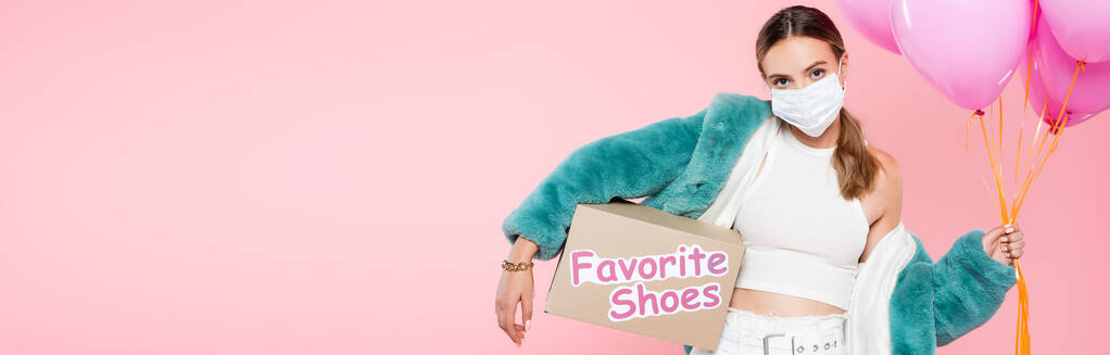 plano panorámico de mujer joven en la caja de la máscara médica con las letras favoritas de los zapatos y globos en rosa  - Foto, imagen