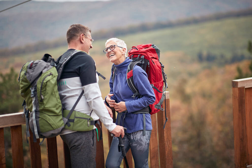 Senioren genießen die Aussicht nach dem Wandern; Aktiver Lebensstil im Ruhestand - Foto, Bild