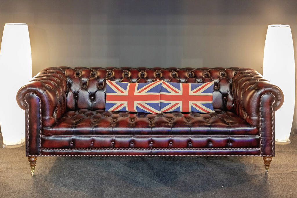 Almohadas de bandera británica en el sofá Chesterfield de cuero - Foto, imagen
