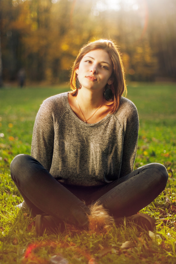 Porträt einer jungen schönen Frau auf grünem Hintergrund Sommer Natur. - Foto, Bild