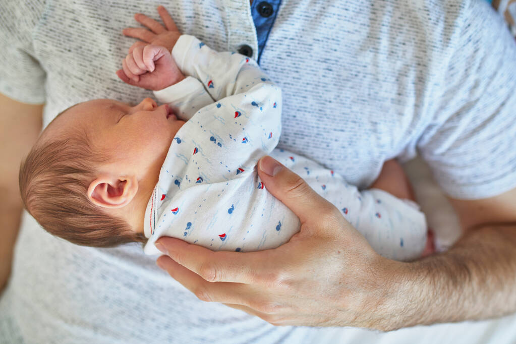 Adorable niña recién nacida durmiendo en el pecho de su padre - Foto, Imagen
