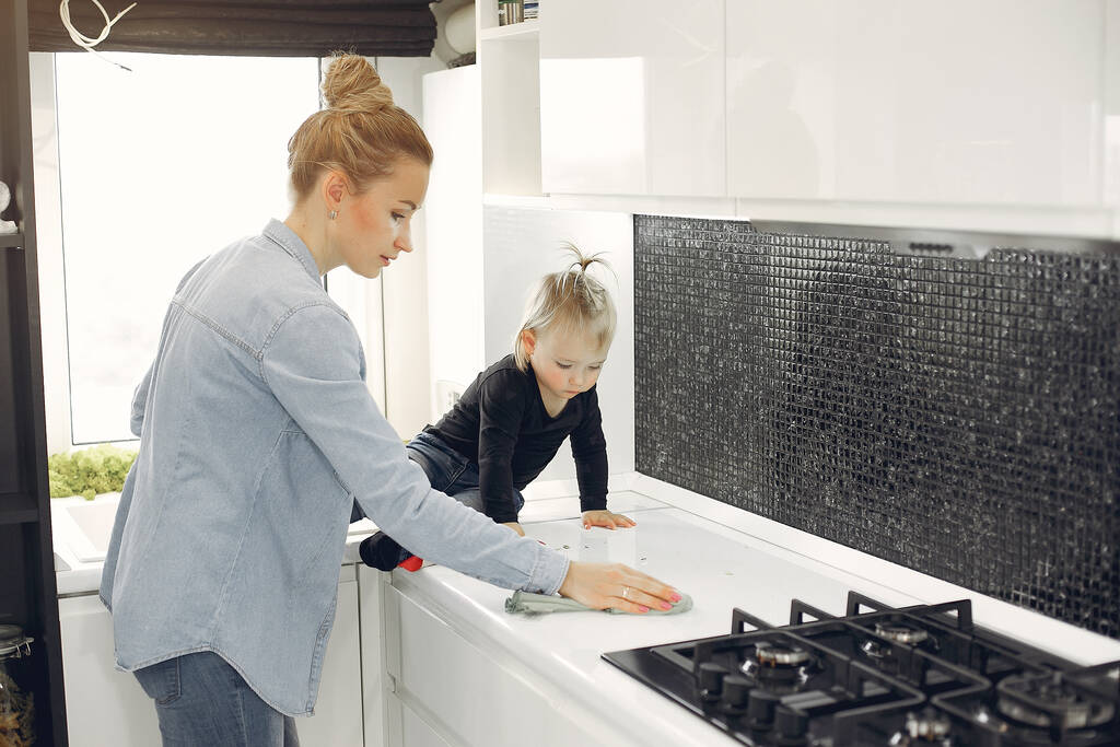Äiti ja tytär siivota keittiössä - Valokuva, kuva