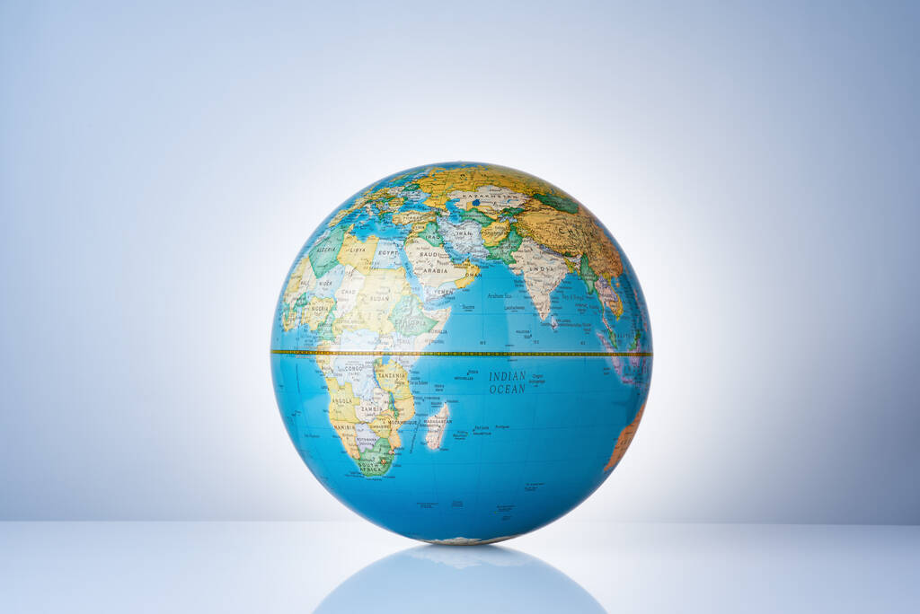 Um globo sobre um fundo azul claro com um gradiente subjacente. O globo em um fundo claro. - Foto, Imagem