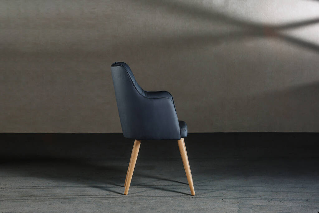 Удобное кресло в мастерской плотника - Фото, изображение