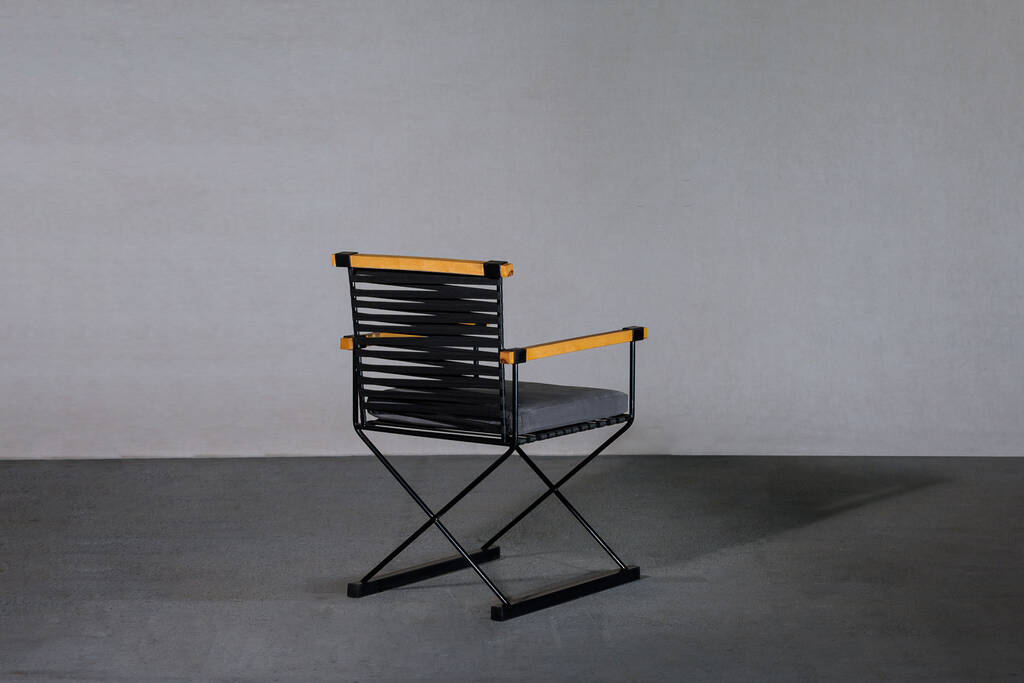 Гарне дерев'яне крісло з зручними подушками в студії
 - Фото, зображення