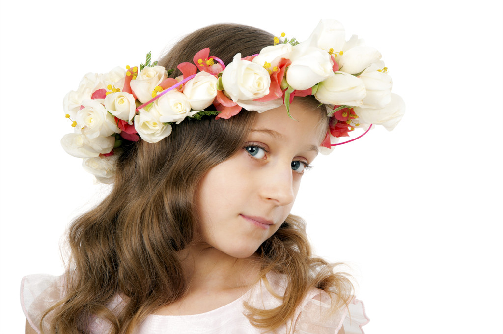 Beautiful little girl with wreath - Photo, Image