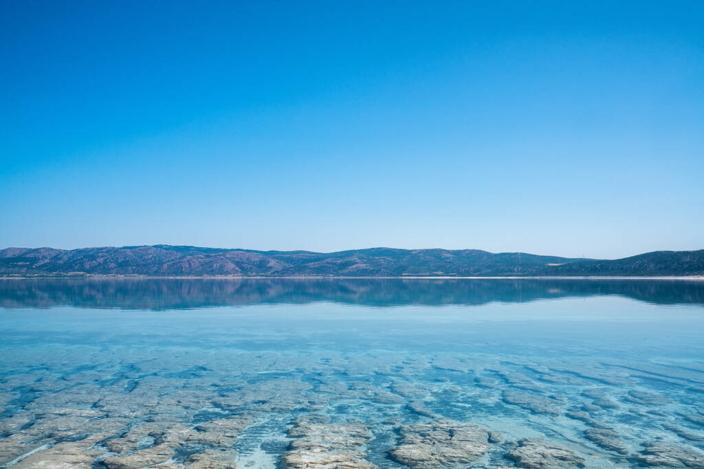 Il fondo e la superficie con acqua cristallina del lago Salda in Turchia. Turismo di viaggio concetto. - Foto, immagini