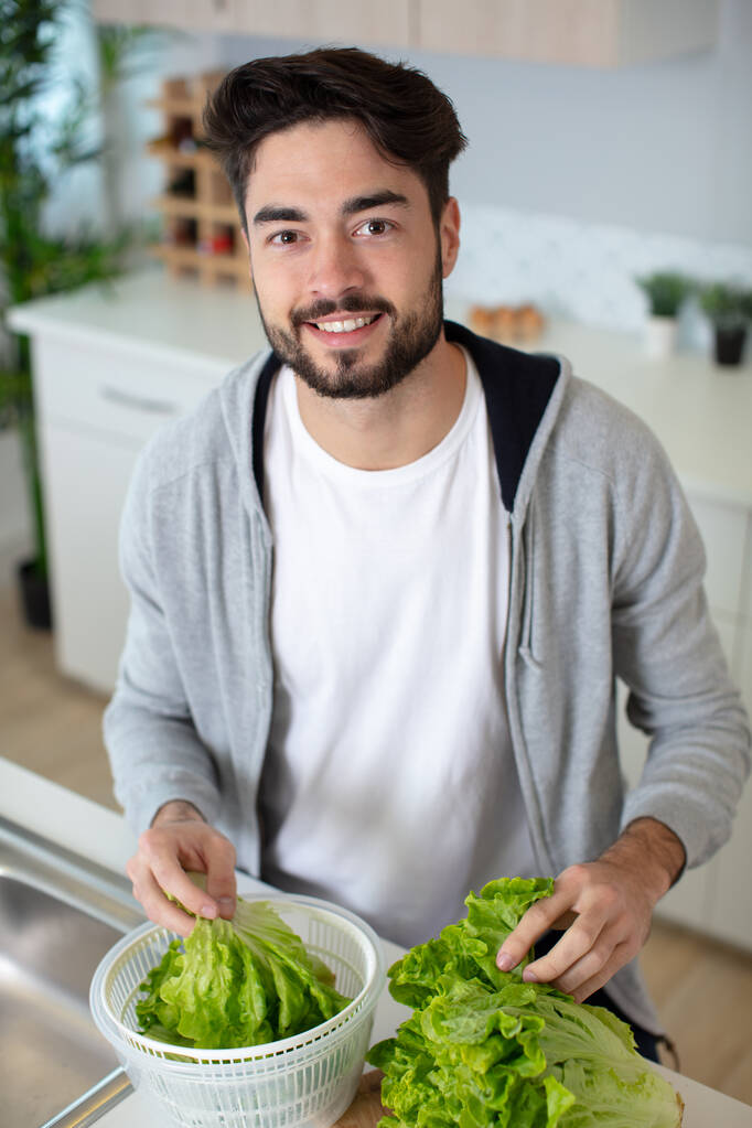 onnellinen rento kaveri valmistelee salaattia - Valokuva, kuva