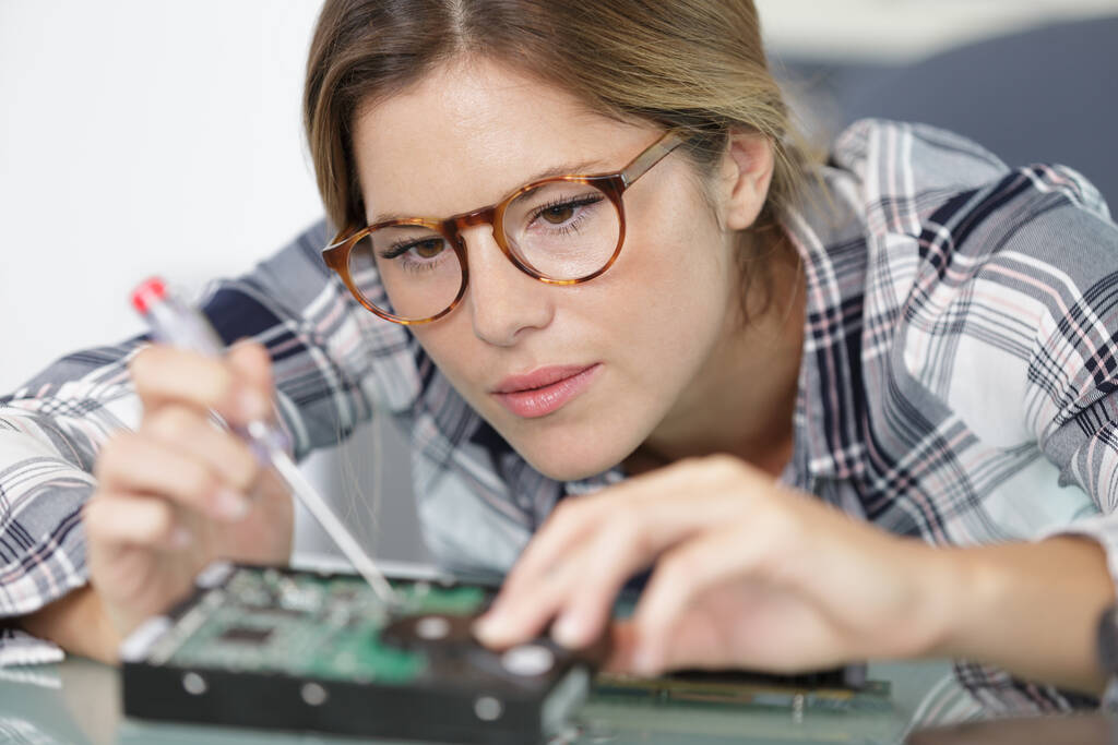 jovem atraente engenheiro eletrônico digital feminino - Foto, Imagem