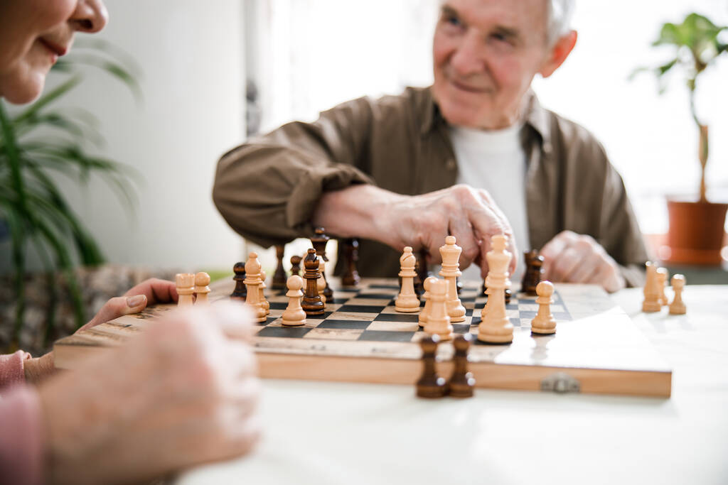 Старшая семья играет в шахматы вместе - Фото, изображение