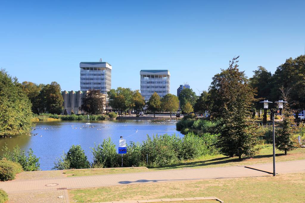 Marl City, Alemanha. City-See lago no parque, com a Câmara Municipal (Rathaus) edifício em segundo plano. - Foto, Imagem