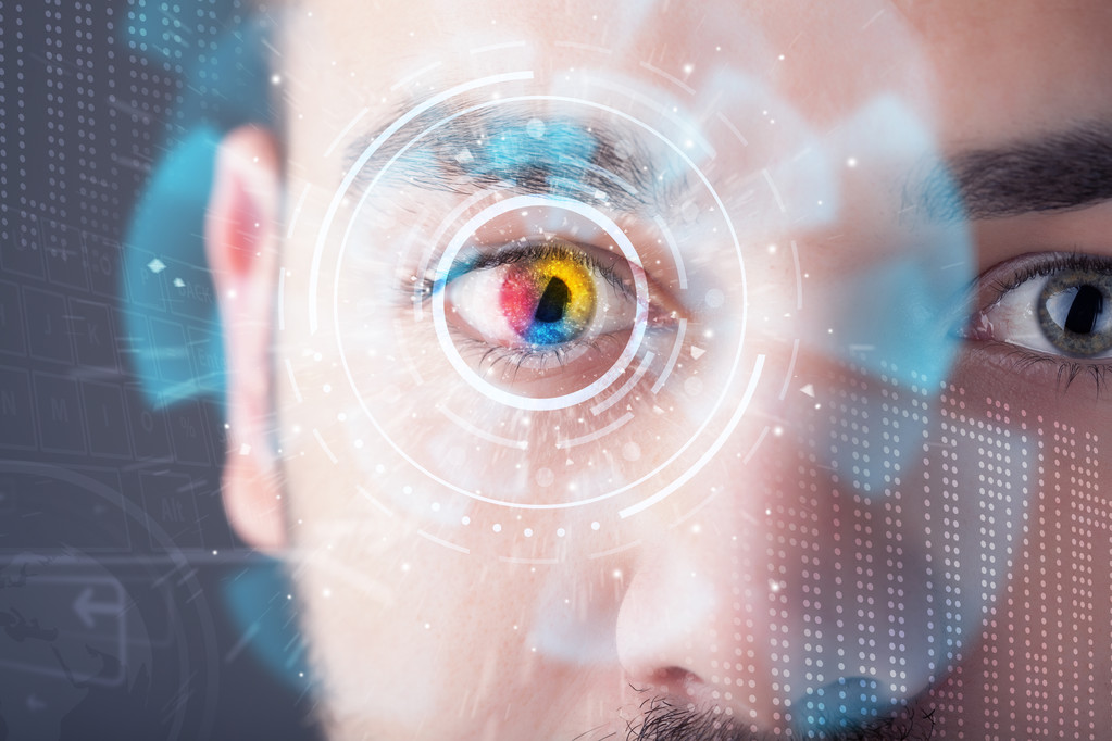 Hombre cibernético moderno futurista con panel de ojo de pantalla de tecnología - Foto, imagen