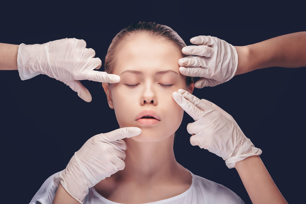 Retrato de mujer caucásica joven recibiendo inyección cosmética - Foto, Imagen