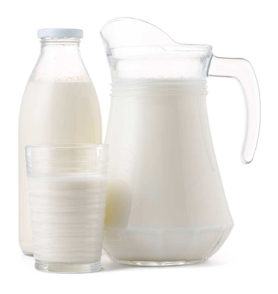 Γυάλινα σκεύη γεμάτα φρέσκο γάλα που απομονώνονται σε λευκό - Φωτογραφία, εικόνα