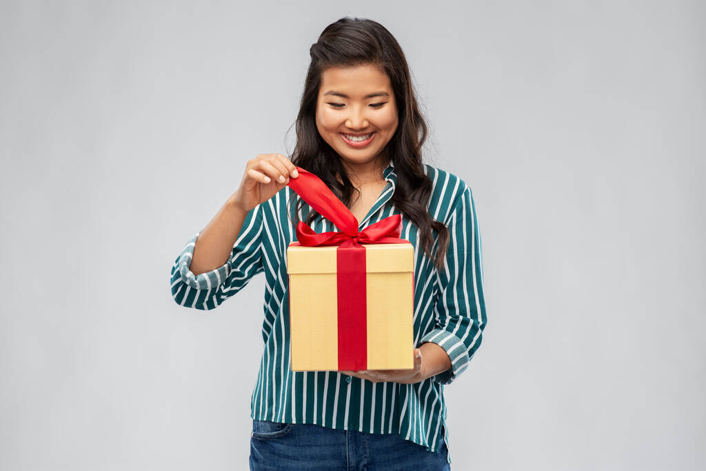 szczęśliwy Azji kobieta otwarcie prezent pudełko - Zdjęcie, obraz